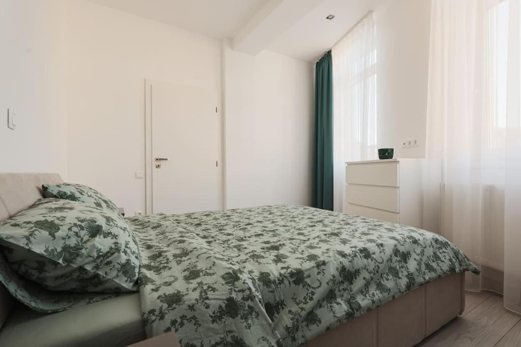 Ambassador Apartment Baia Mare Buitenkant foto